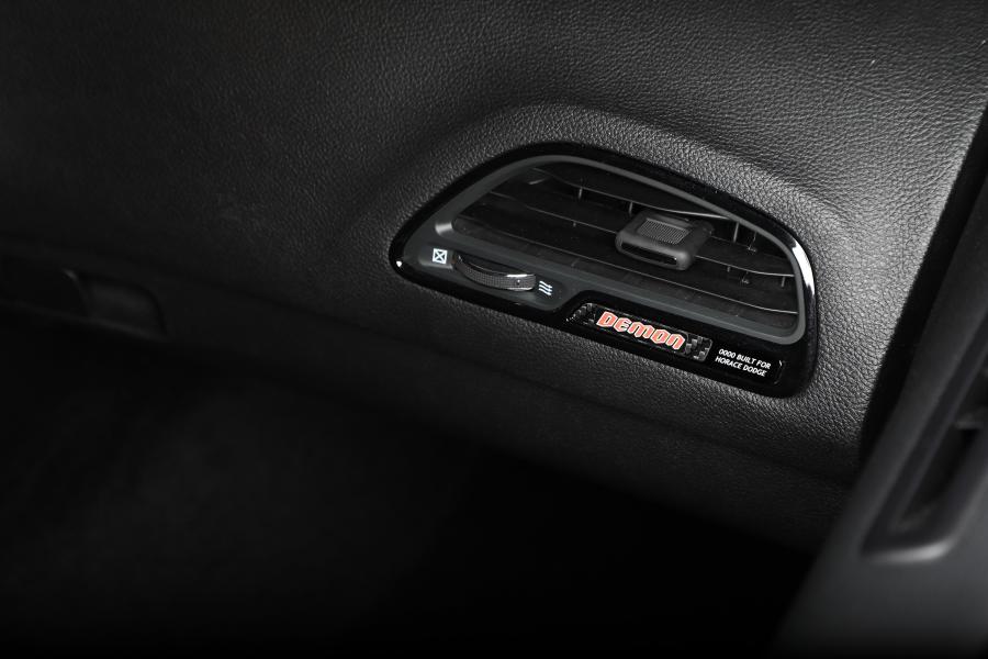 Детали интерьера Dodge Challenger SRT Demon 2017 года  (фото 104 из 181)